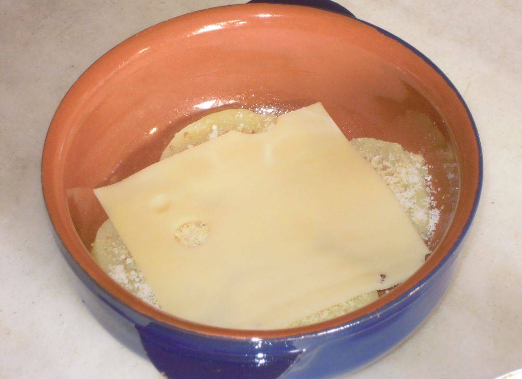 Patate filanti al forno con granella croccante di Peperoni preparazione 4