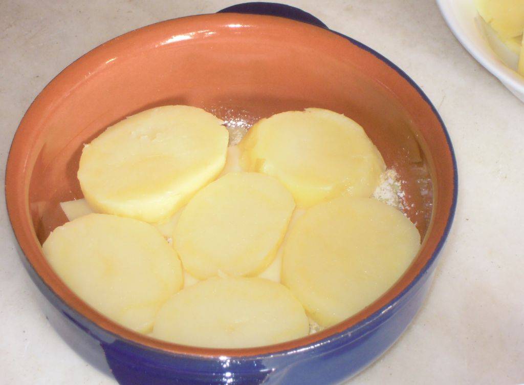 Patate filanti al forno con granella croccante di Peperoni preparazione 5