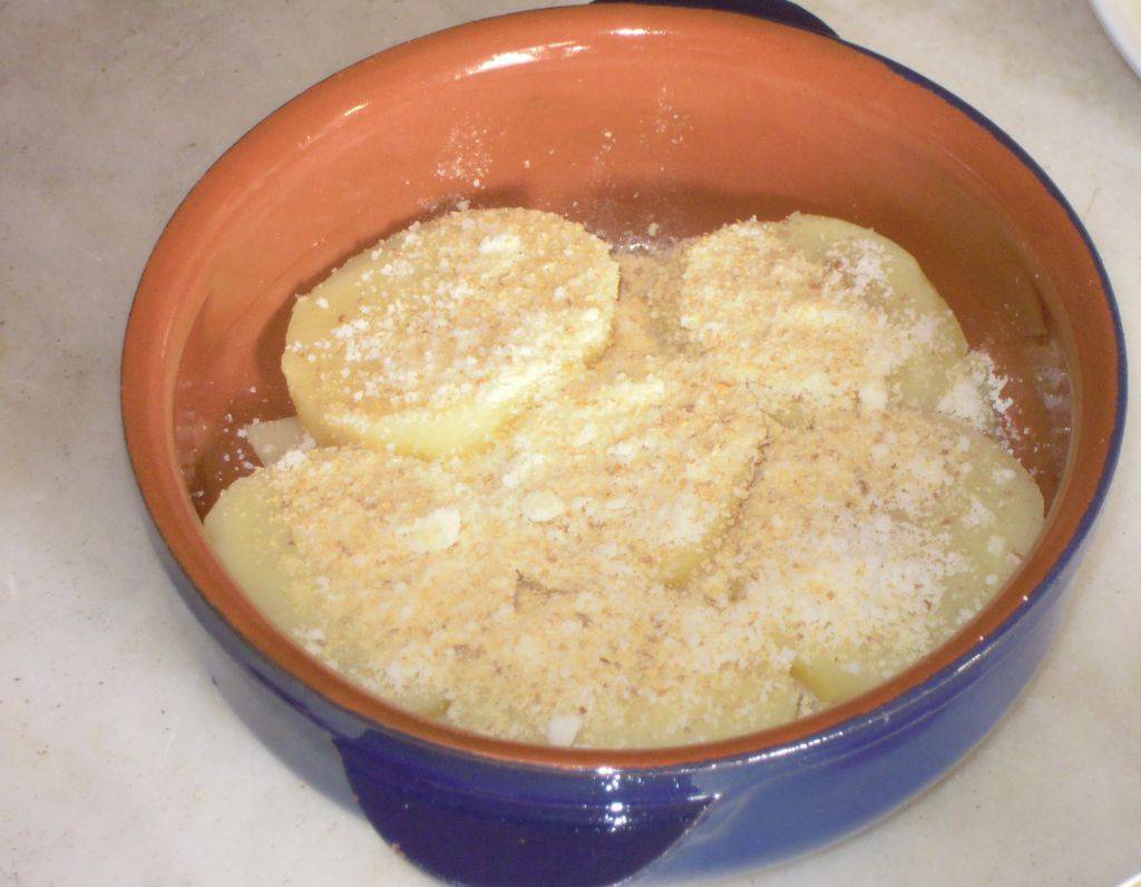 Patate filanti al forno con granella croccante di Peperoni preparazione 6