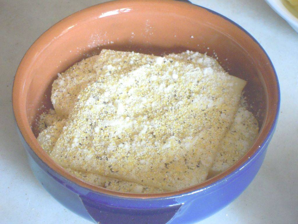 Patate filanti al forno con granella croccante di Peperoni preparazione 7
