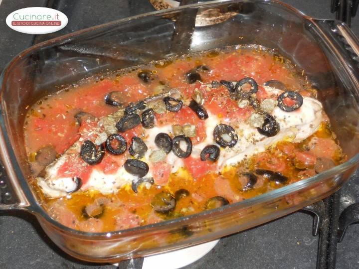 Ricciola al forno con capperi e olive nere preparazione 11