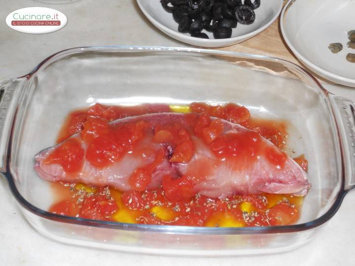 Ricciola al forno con capperi e olive nere preparazione 4