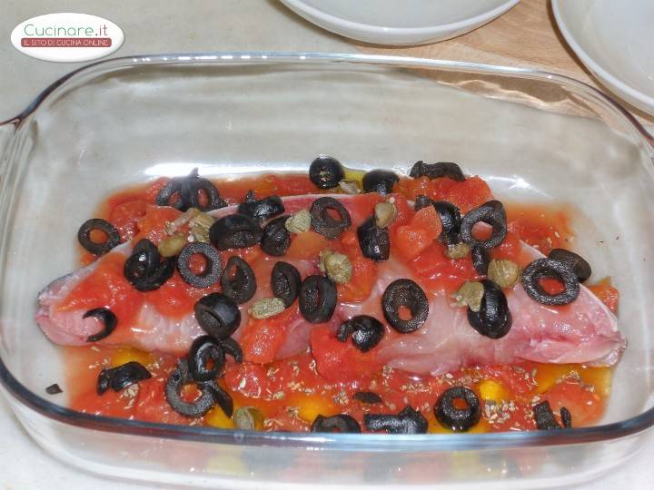 Ricciola al forno con capperi e olive nere preparazione 6