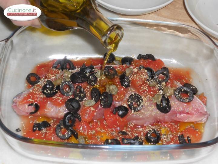 Ricciola al forno con capperi e olive nere preparazione 8