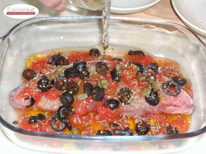 Ricciola al forno con capperi e olive nere preparazione 9