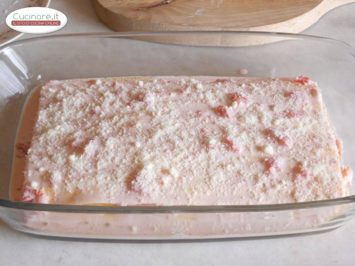 Sfogliata di lasagna in salsa rosa preparazione 7