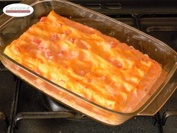 Sfogliata di lasagna in salsa rosa preparazione 9