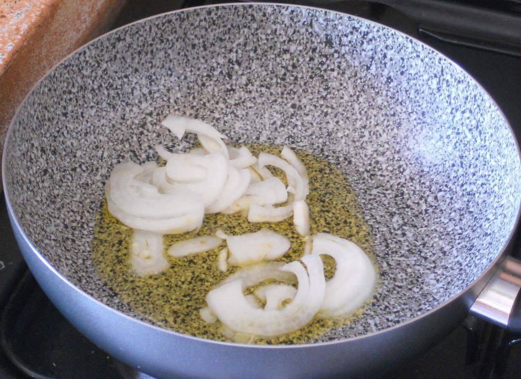 Spaghetti con canocchie, basilico, olive piccanti e cipolle croccanti preparazione 0