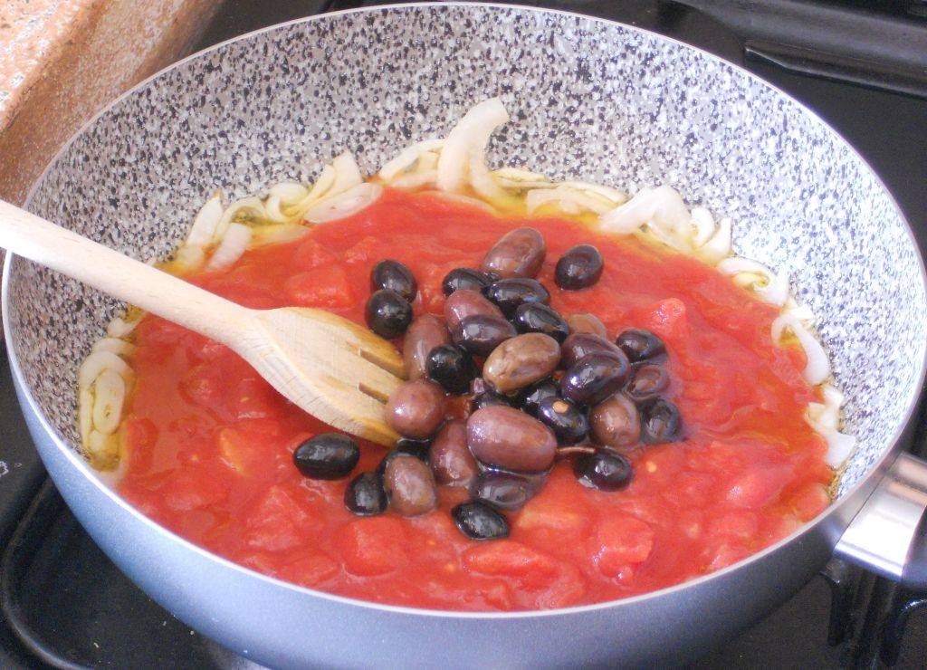 Spaghetti con canocchie, basilico, olive piccanti e cipolle croccanti preparazione 1