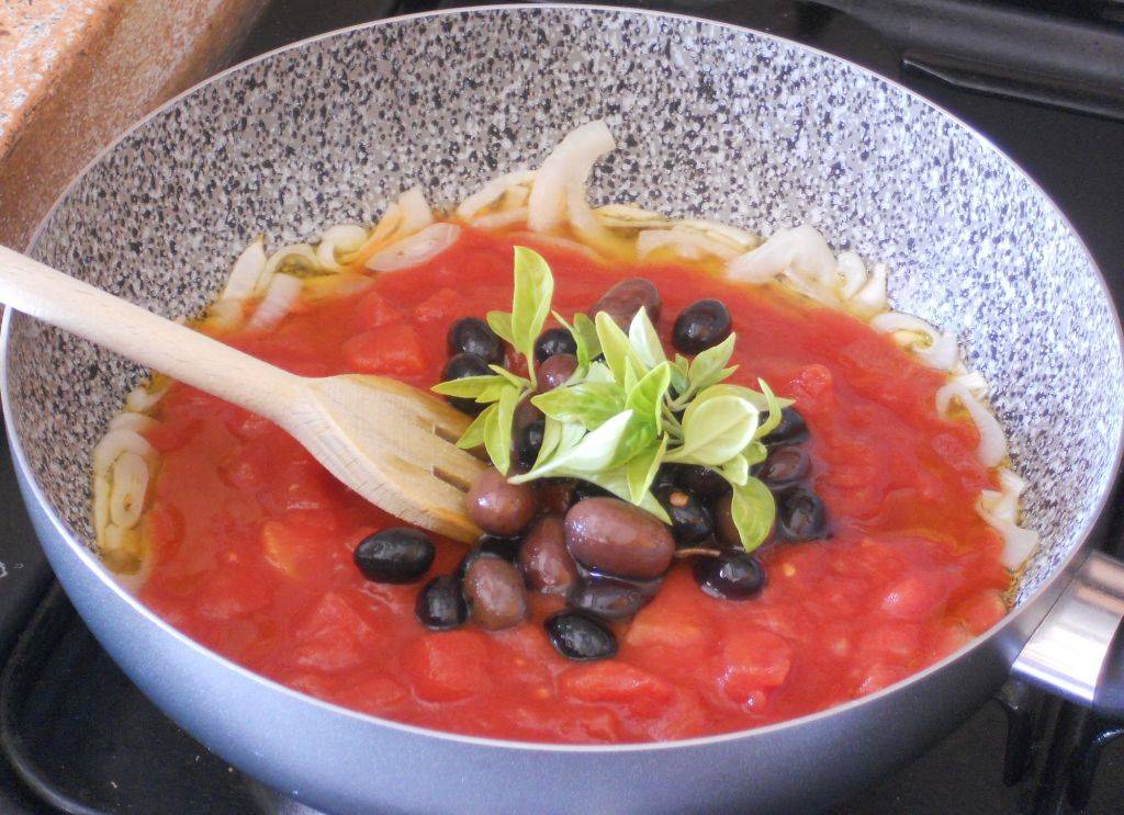 Spaghetti con canocchie, basilico, olive piccanti e cipolle croccanti preparazione 2