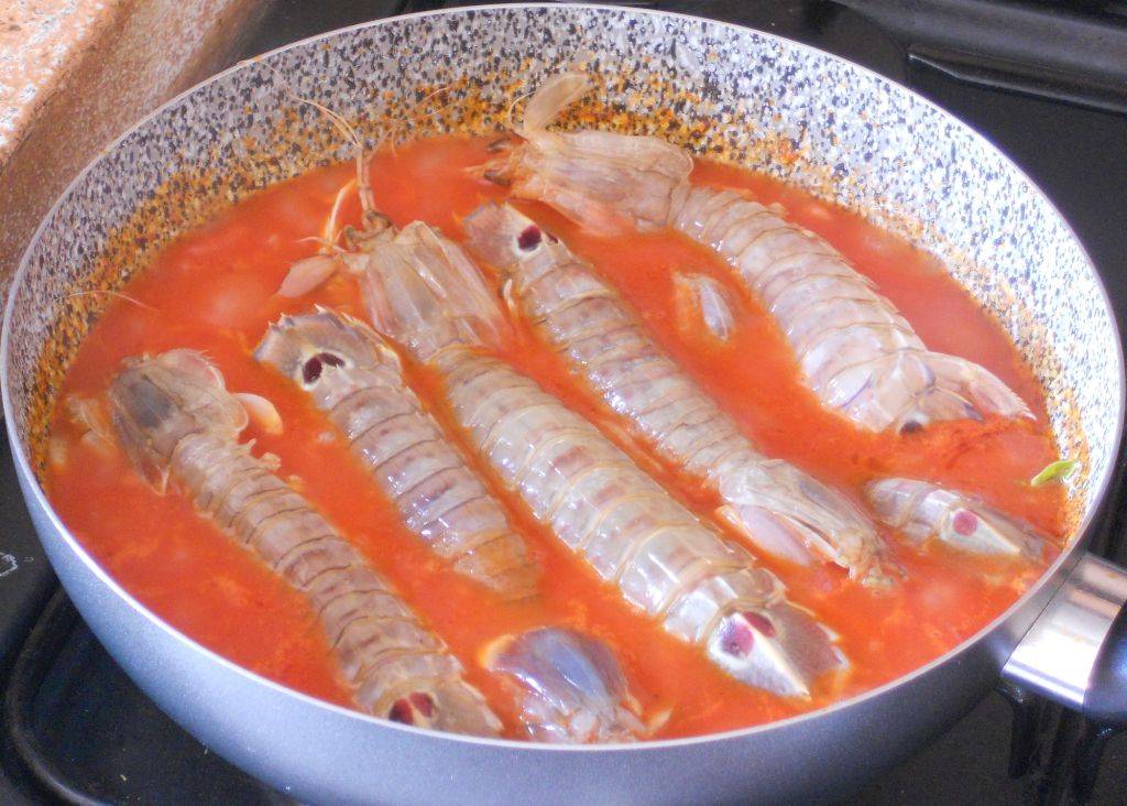 Spaghetti con canocchie, basilico, olive piccanti e cipolle croccanti preparazione 3