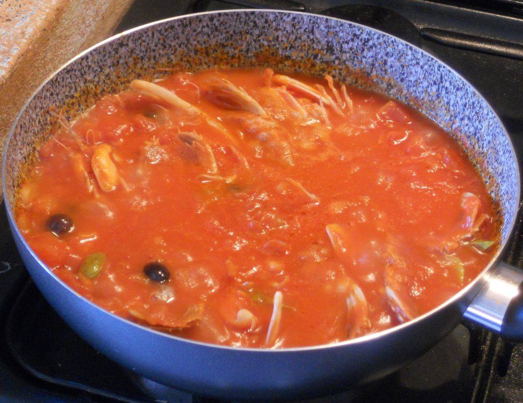 Spaghetti con canocchie, basilico, olive piccanti e cipolle croccanti preparazione 4
