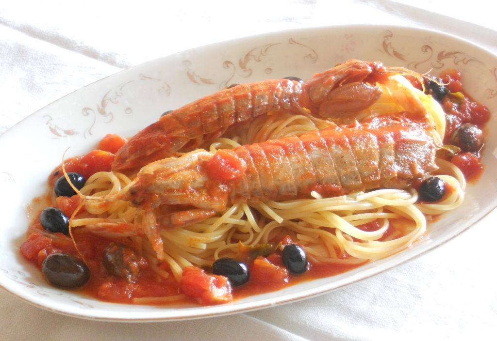 Spaghetti con canocchie, basilico, olive piccanti e cipolle croccanti preparazione 6