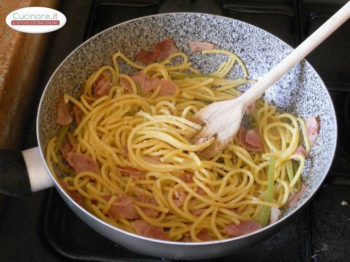 Spaghetti alla chitarra con prosciutto di praga e listarelle di sedano preparazione 10