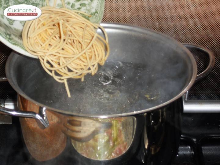 Spaghetti alla chitarra con prosciutto di praga e listarelle di sedano preparazione 2