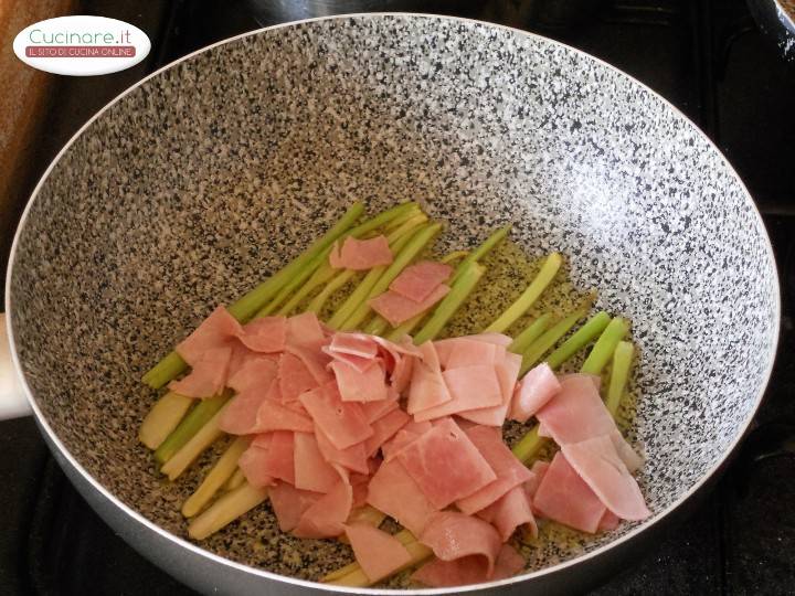 Spaghetti alla chitarra con prosciutto di praga e listarelle di sedano preparazione 4