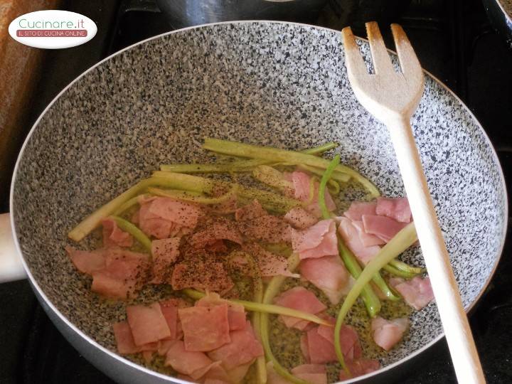 Spaghetti alla chitarra con prosciutto di praga e listarelle di sedano preparazione 5