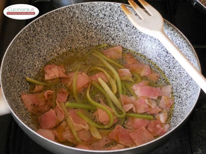 Spaghetti alla chitarra con prosciutto di praga e listarelle di sedano preparazione 6