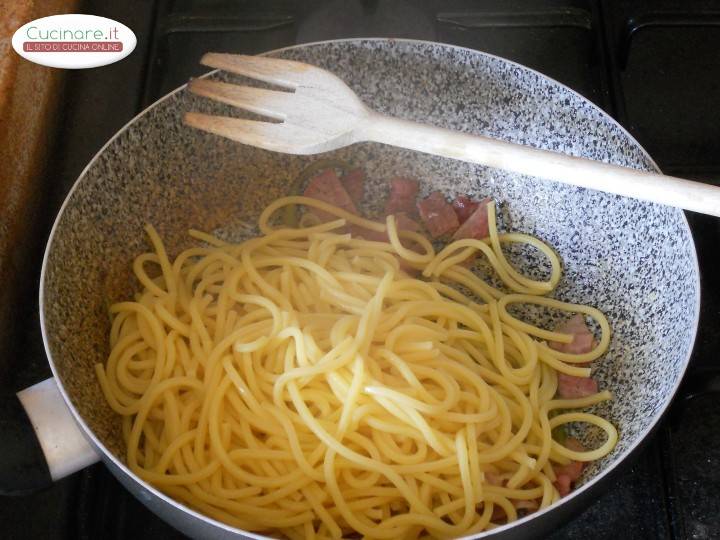 Spaghetti alla chitarra con prosciutto di praga e listarelle di sedano preparazione 7