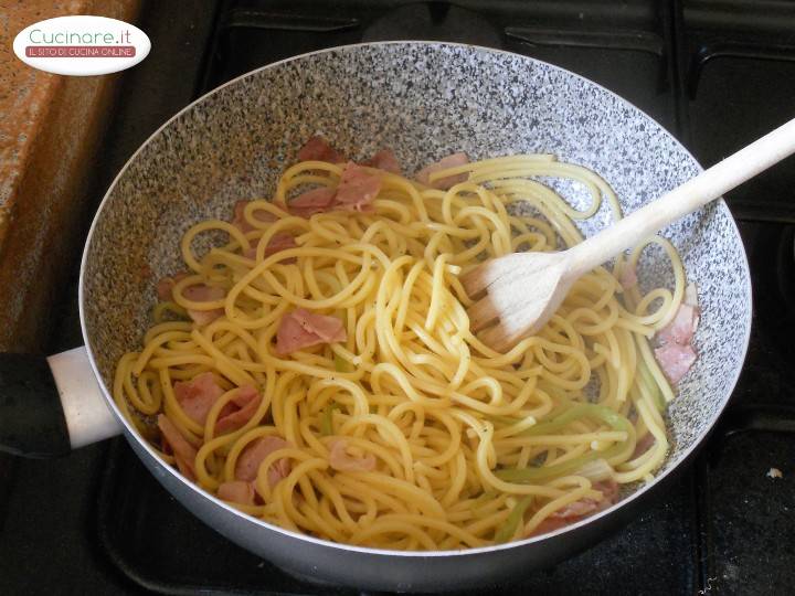 Spaghetti alla chitarra con prosciutto di praga e listarelle di sedano preparazione 8