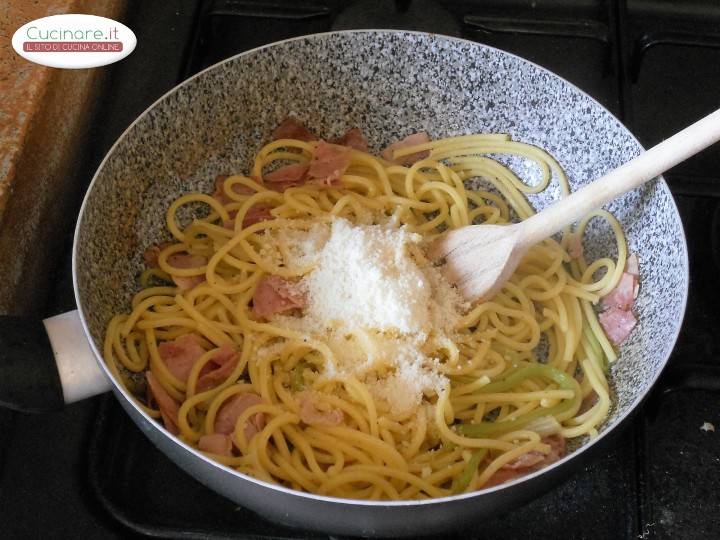 Spaghetti alla chitarra con prosciutto di praga e listarelle di sedano preparazione 9