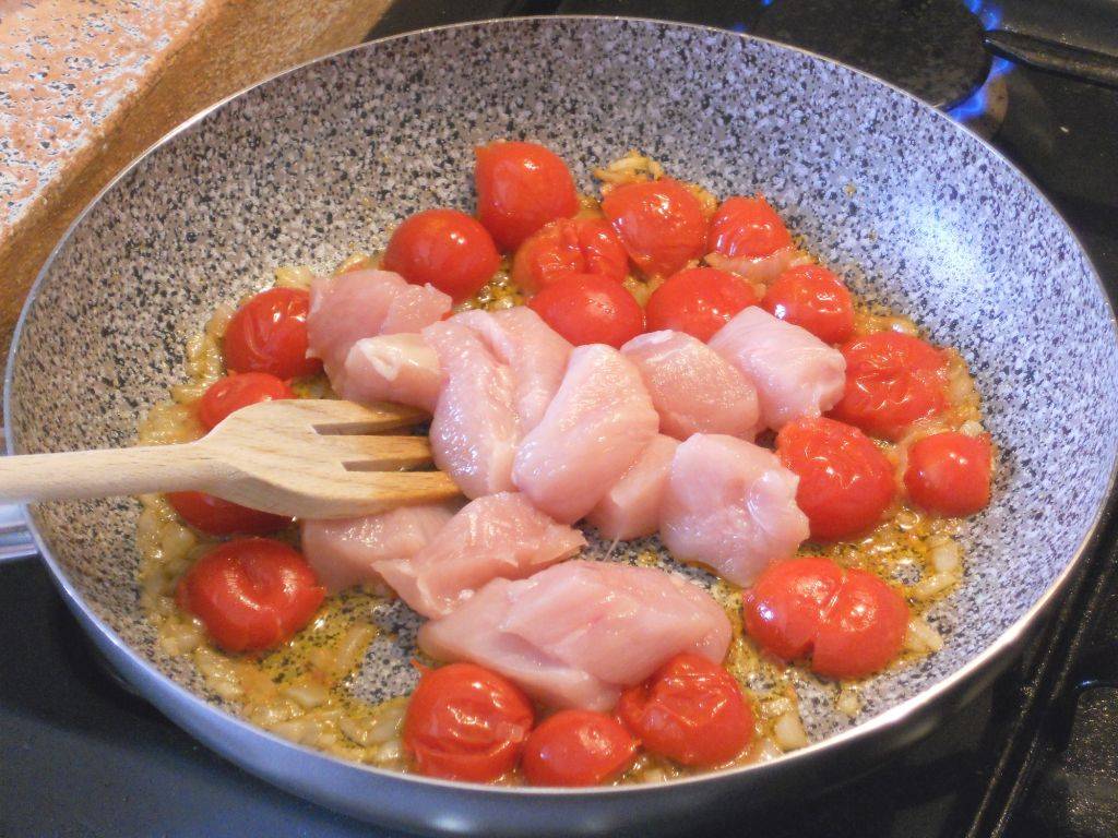 Spezzatino di Pollo con Pomodorini e Fagiolini preparazione 4