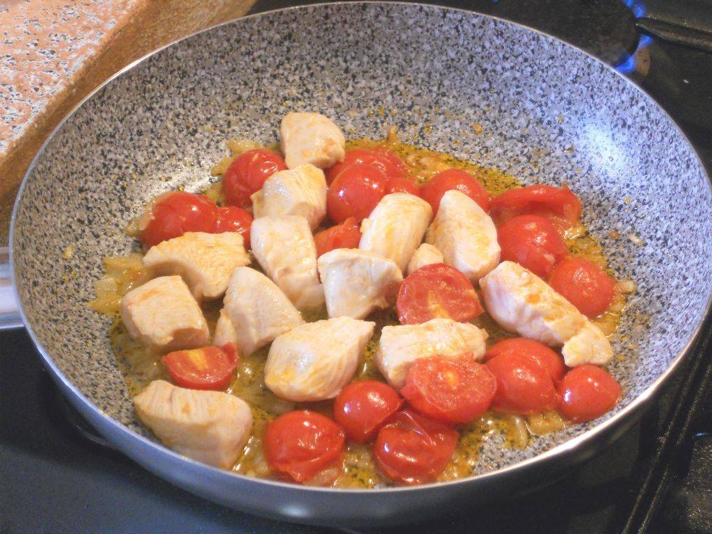Spezzatino di Pollo con Pomodorini e Fagiolini preparazione 5