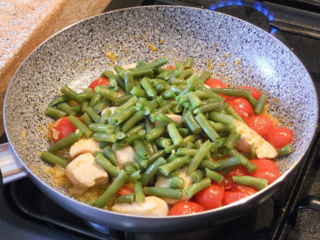 Spezzatino di Pollo con Pomodorini e Fagiolini preparazione 6