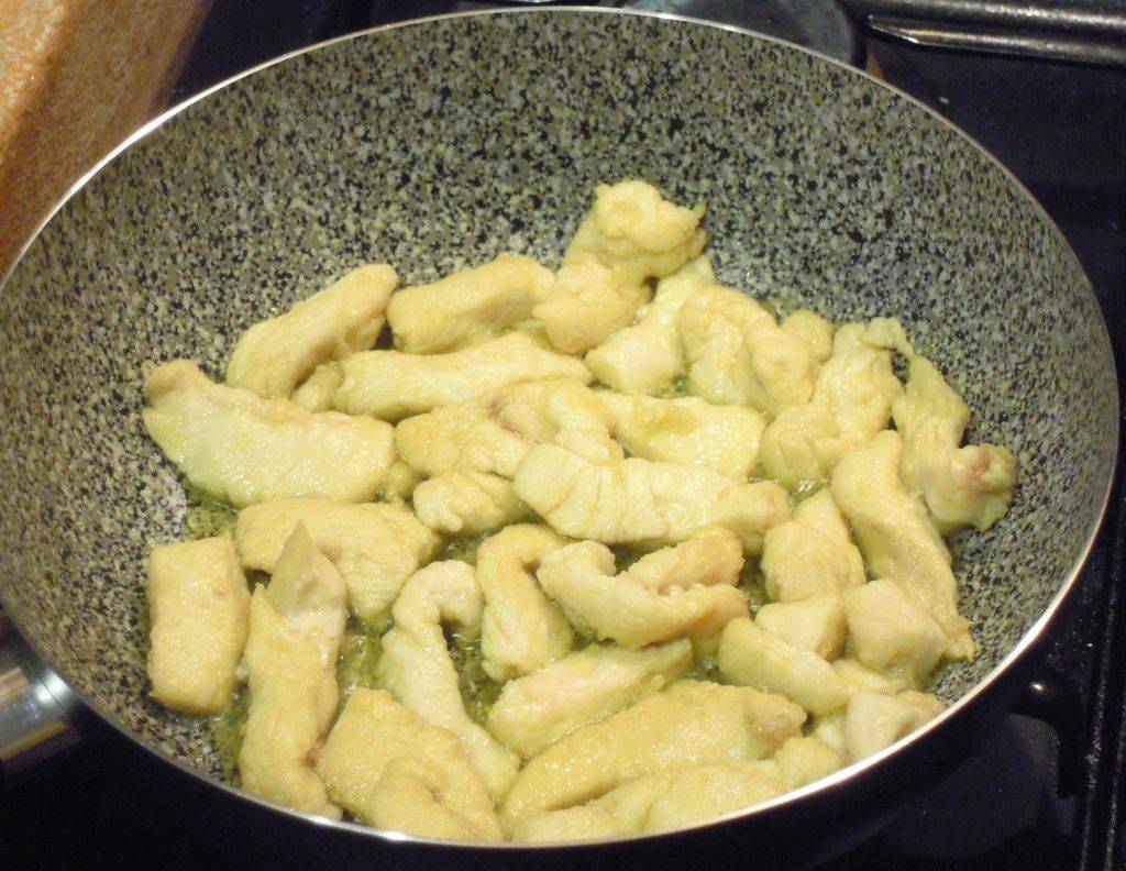 Straccetti di pollo dorati al cognac preparazione 2