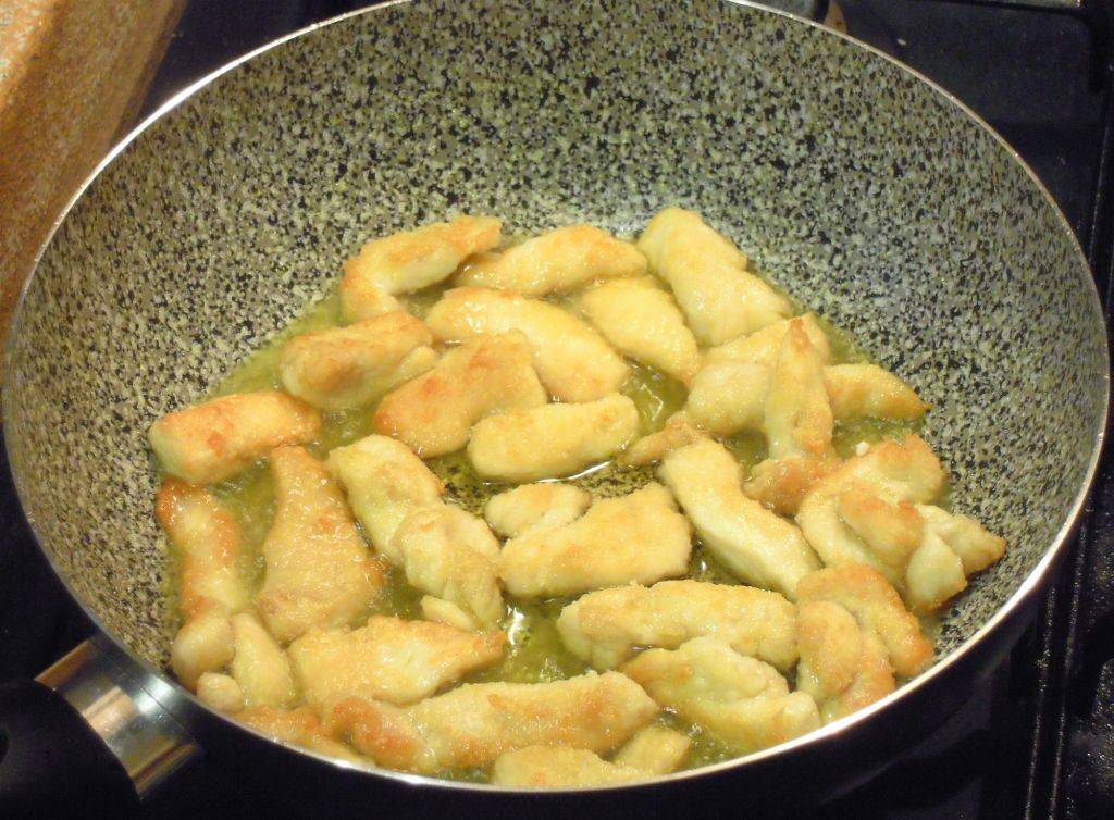 Straccetti di pollo dorati al cognac preparazione 3