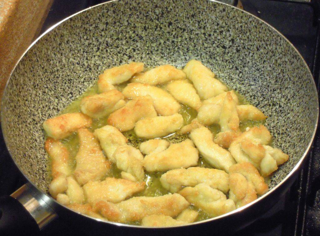 Straccetti di pollo dorati al cognac preparazione 3