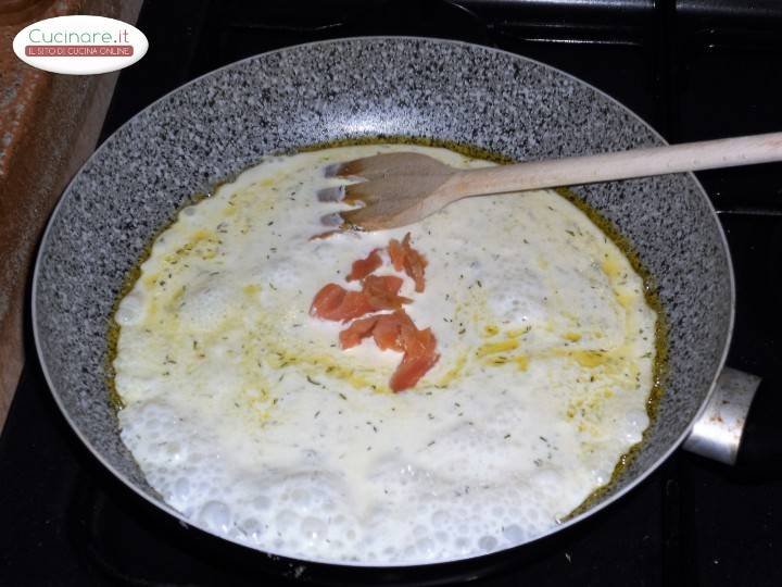 Tagliatelle con melagrana e salmone preparazione 2