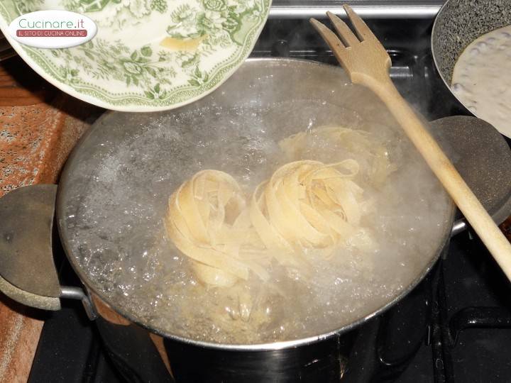 Tagliatelle con melagrana e salmone preparazione 4