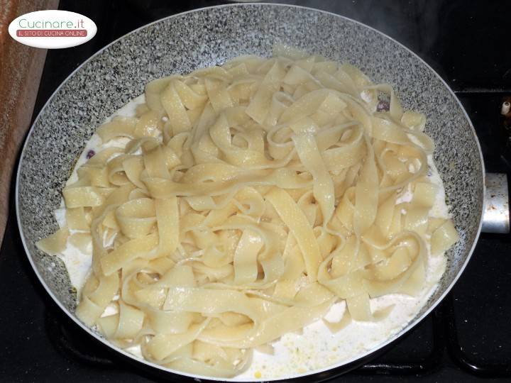 Tagliatelle con melagrana e salmone preparazione 6