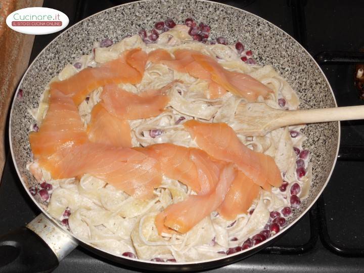 Tagliatelle con melagrana e salmone preparazione 7