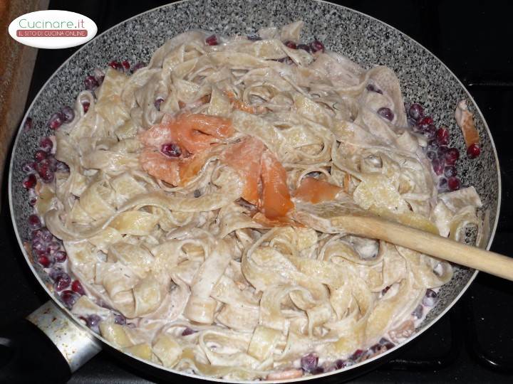 Tagliatelle con melagrana e salmone preparazione 8