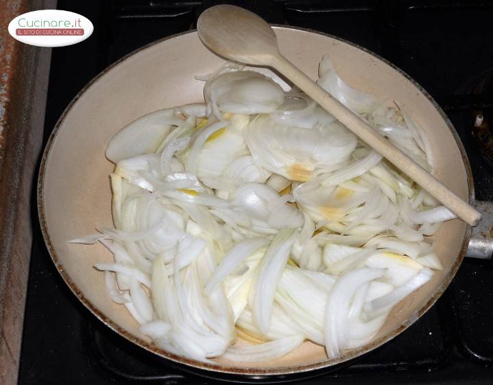 Torta salata alle Cipolle, Acciughe e Olive preparazione 1