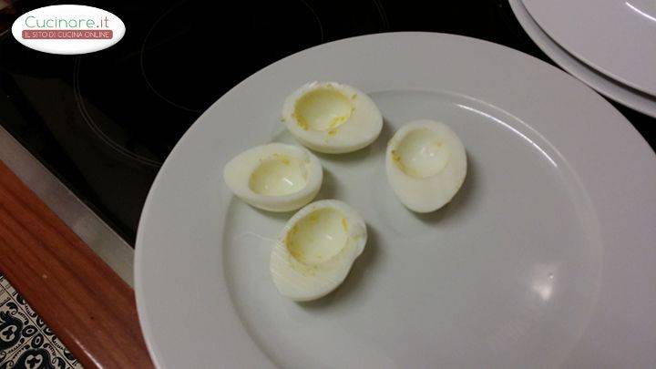 Uova con Crema di Tonno, un antipasto facile e veloce preparazione 3