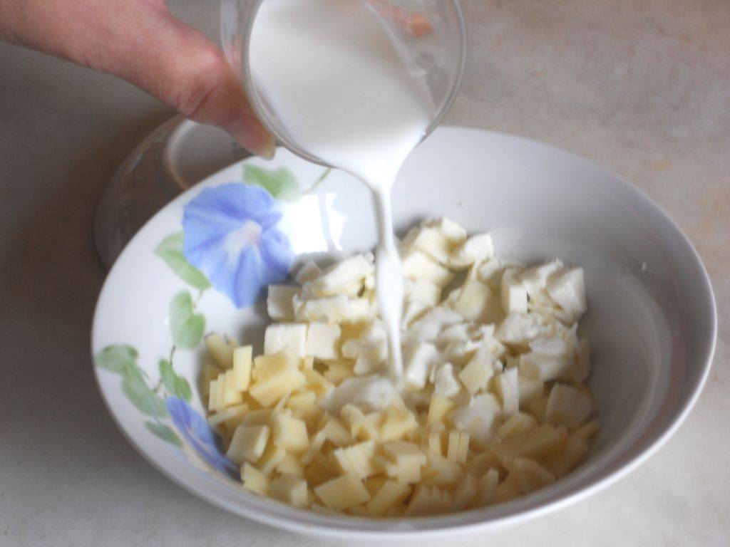 Zucchine ai tre Formaggi gratinate con Pane Nero ai Cereali preparazione 1